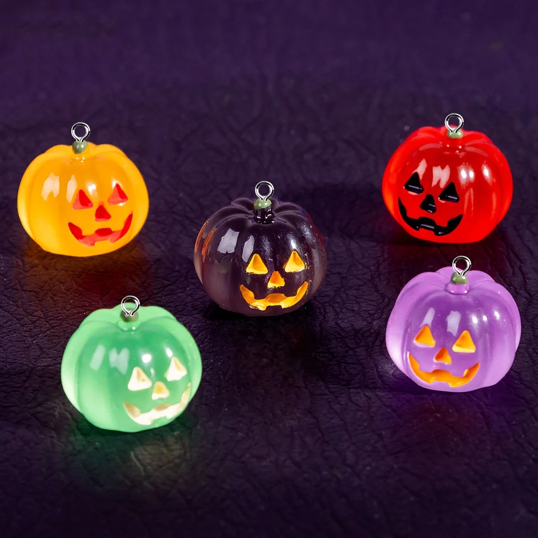 Lighting Decor Items - 5個入りのかわいい光るパンプキンレジンチャーム、ハロウィンホリデーペンダント、DIYイヤリング、ネックレス、キーホルダー、ジュエリー装飾用品